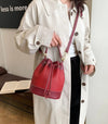 Petit sac à main rouge en forme de seau